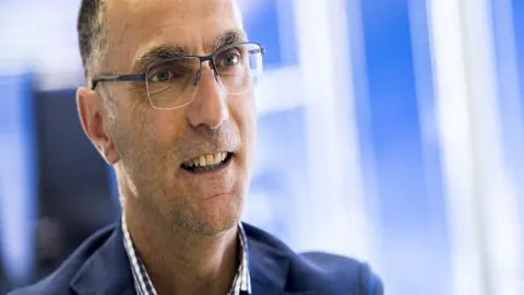 杭州亚运击剑团赛中国队夺银揽铜佳绩